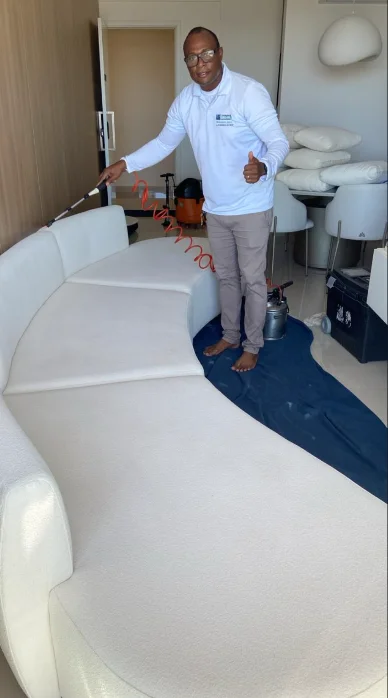 Especialista da LS Lavagem a Seco comemorando serviço finalizado com perfeição no Horto Florestal