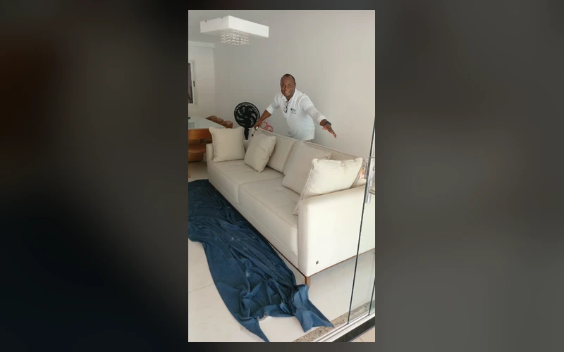Sofá higienizado e revitalizado com padrão impecável