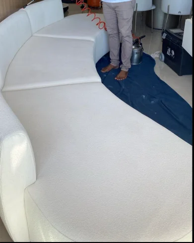 Acabamento perfeito de sofá curvo após lavagem a seco pela LS em Salvador